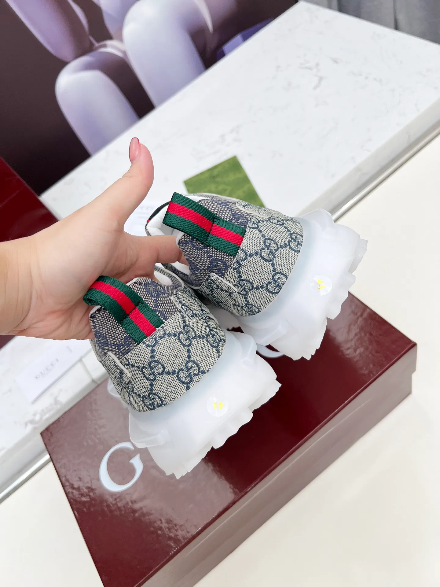 Factory direct sales p560🐘🐘women's shoes women's clothing ❤️‍🔥❤️‍🔥❤️‍🔥Gucci series 2.0 sports shoes are made with heavy investment❤️‍🔥❤️‍🔥❤️‍🔥Renewed interpretation of the brand's iconic striped webbing elements😍😍When retro genes collide with futuristic design🎊🎊This new pair of Gucci shoes directly reaches the trend threshold💥 ✔️Caron color contrast + classic stripes, GG reflective piping, visual impact, and comes with high-light filter when out on the street ✔️Multi-layer structure of different materials, mesh breathability, leather shaping, outsole EVA foam and TPU combination😍😍😍Fashion and practicality online ✔️Details of double G midsole + iconic double G lock shoelaces, retro DNA is crazy and restless, and every step is based on the trendy aesthetic❤️❤���❤️❤️ Matching code: male 39-44